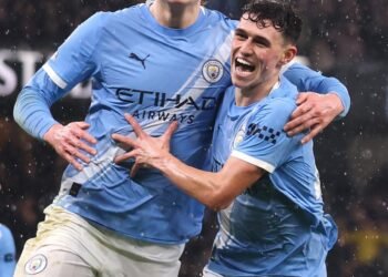 سيتي يطارد القمة بثلاثية في فولهام