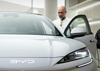 جوارديولا يعزز أسطوله بسيارة كهربائية فاخرة في برشلونة 14 Goard