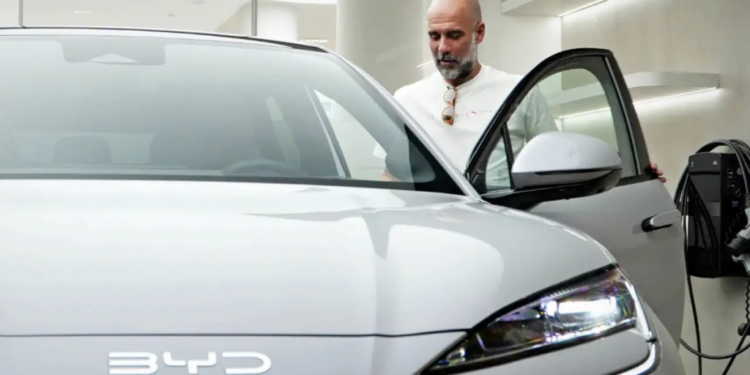 جوارديولا يعزز أسطوله بسيارة كهربائية فاخرة في برشلونة 1 Goard