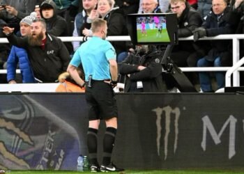 أخطاء التحكيم وVAR تتزايد في الدوري الإنجليزي 3 VAR