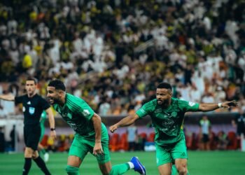 الأهلي يحسم ديربي جدة بثلاثية ويستعيد صدارة روشن 7 ahli