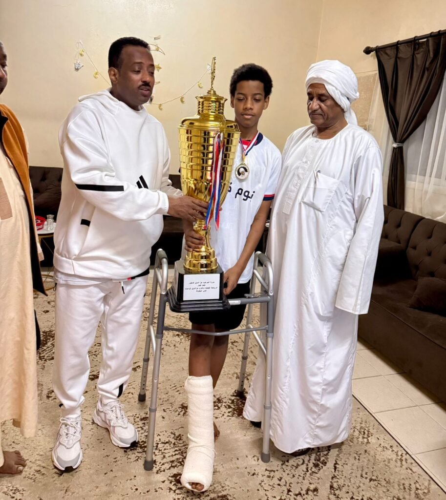 وفد من نجوم كرمة يطمئن على الحارس أحمد عصام الدين 2 b