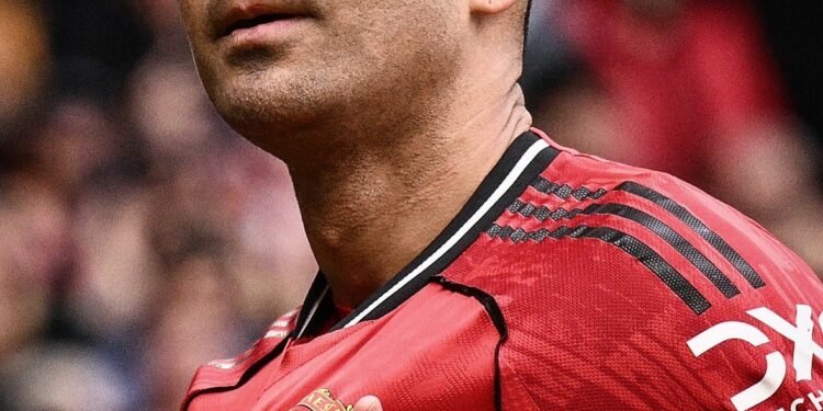 كاسيميرو قريب من السيدة العجوز 1 casm