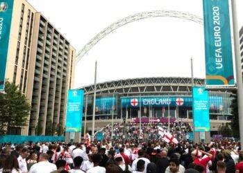 إنجلترا: دخول الملاعب دون تذكرة جريمة جنائية 1 england