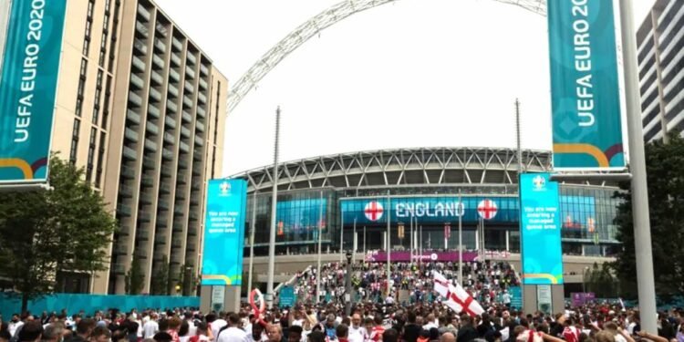 إنجلترا: دخول الملاعب دون تذكرة جريمة جنائية 1 england